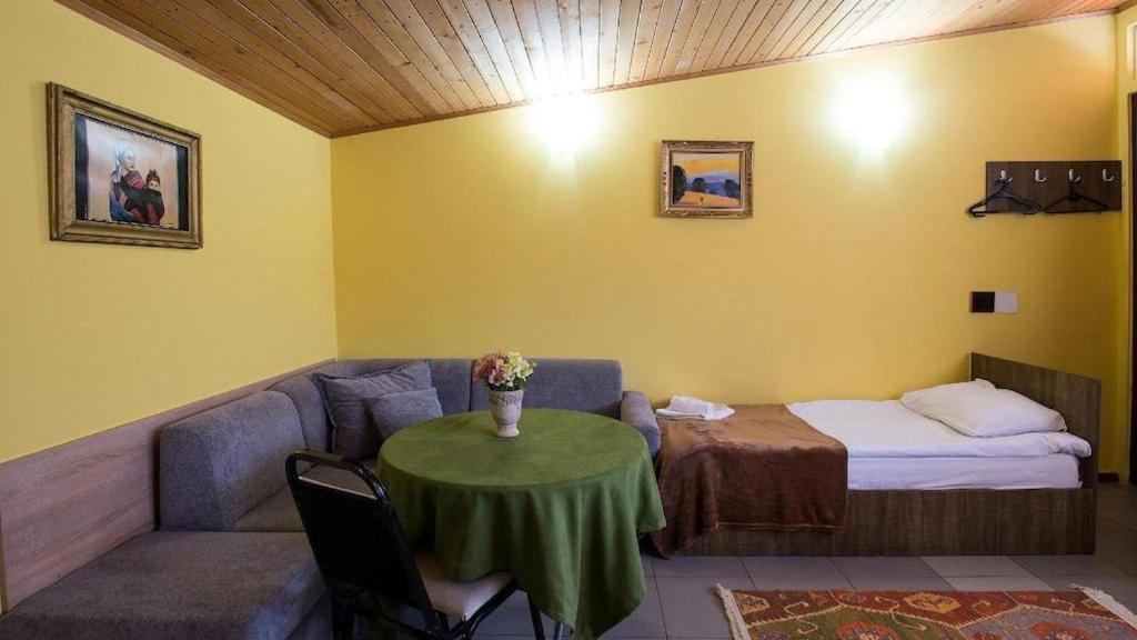 Gallary Hostel Tbilisi Bagian luar foto